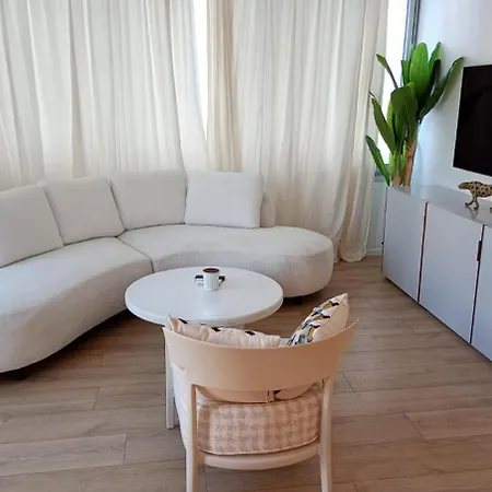 Amazing 2 Bedroom Behind Martinez Appartamento *
